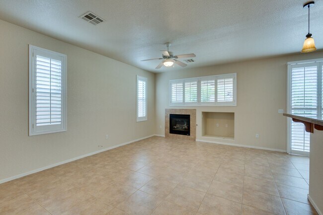Building Photo - WONDERFUL TOWNHOME WITH GORGEOUS BACKYARD ...