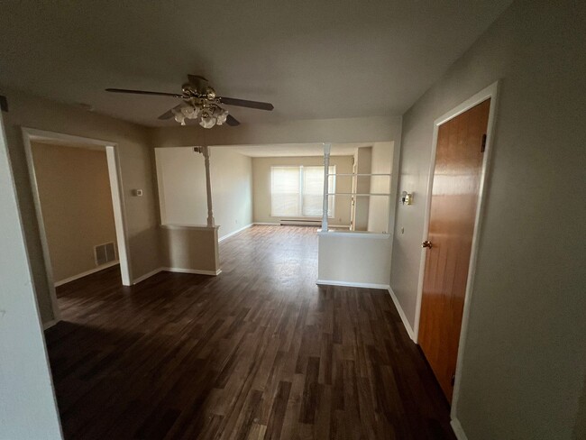 Building Photo - 2 bed 1 Bath Apartment Home located in Spe...