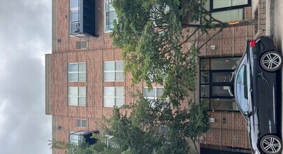 Building Photo - 647 N Green St