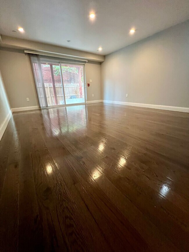 Foto del edificio - Stunning 3-Bedroom Condo in Point Breeze! ...