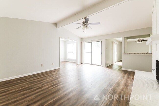 Foto del edificio - 3 BR/2BA | Newly Renovated Single Family Home | Fireplace in living room | Fenced backyard!