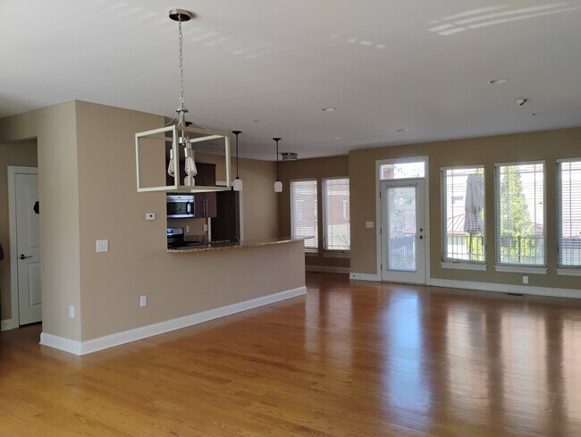 Building Photo - 323 Eden Ave