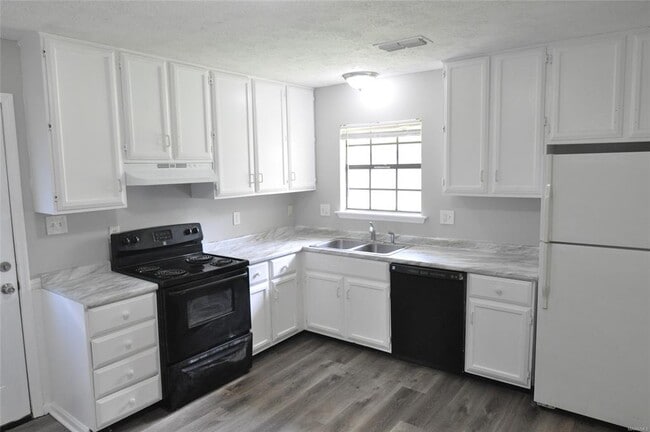 Building Photo - 164 Camellia Ct