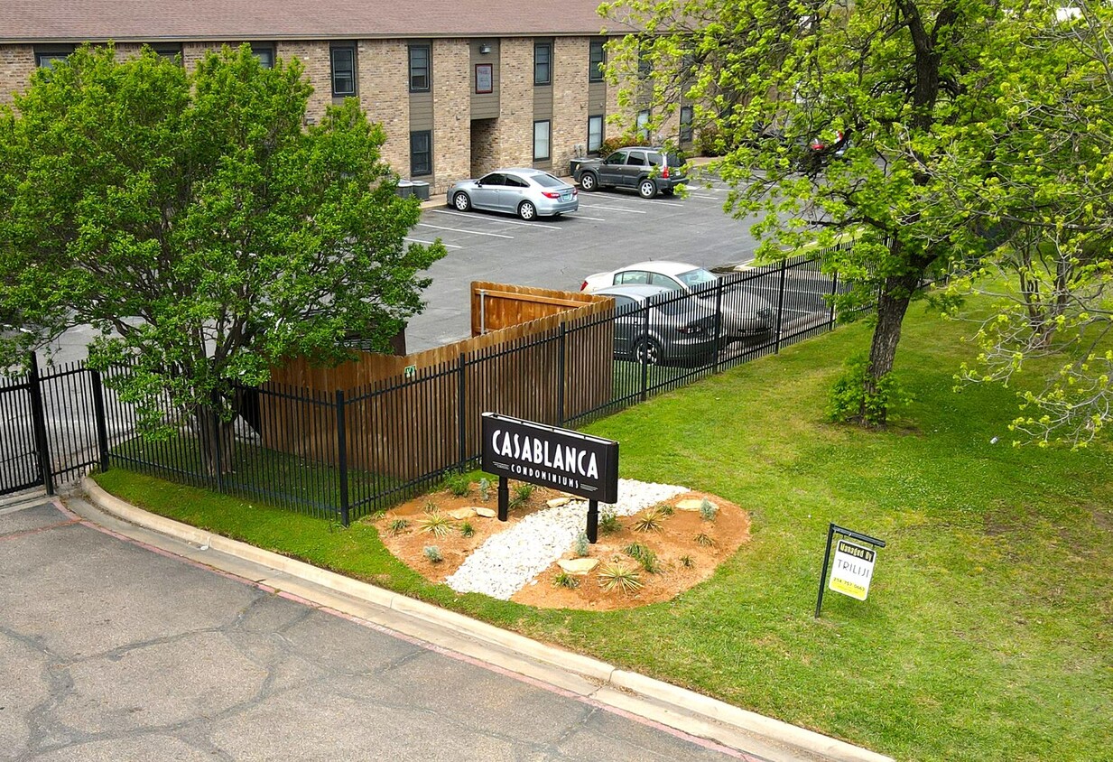 Foto principal - 2 Bedroom Condo Walking Distance to Baylor...