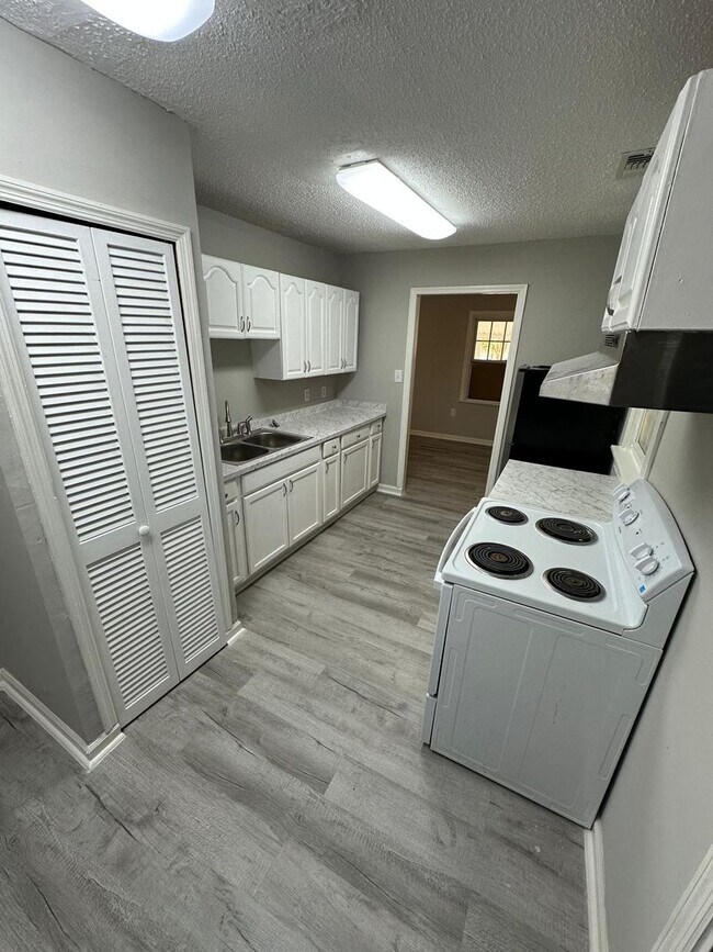 Building Photo - 2932 Abelia Dr