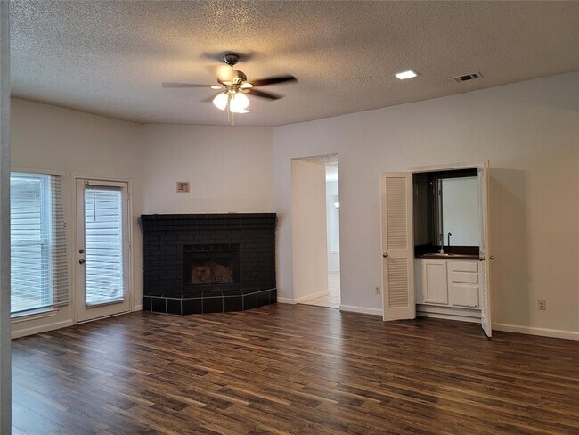 Building Photo - 613 Hanover Dr