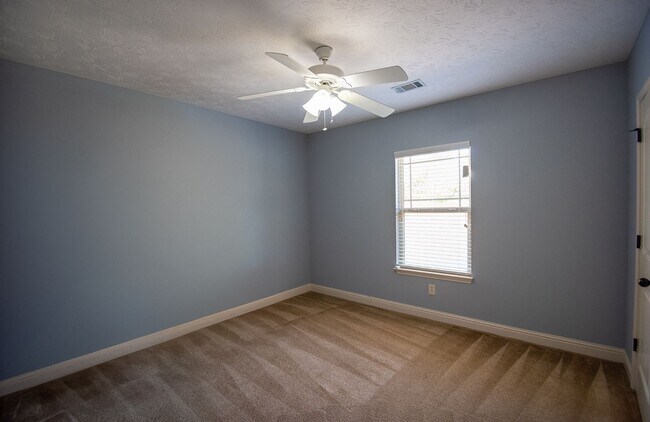 Building Photo - Beautiful home available from May 5!