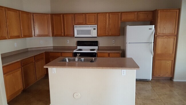 Building Photo - 3 bedroom 2 bath home with a den in Ashton...