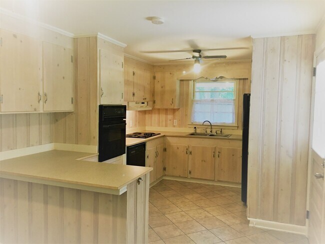 Foto del edificio - Cottage style brick ranch home, carport, f...