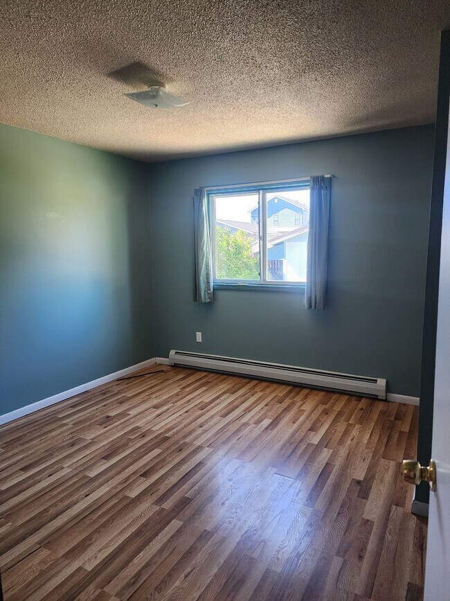 Building Photo - 1/2 Off First Month's rent at lease signin...