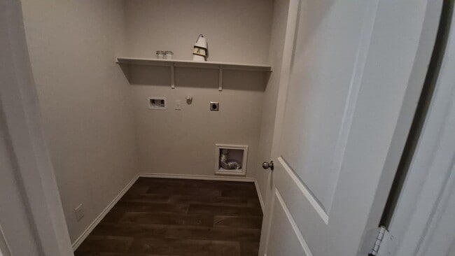 Building Photo - 345 Middle Grn Lp