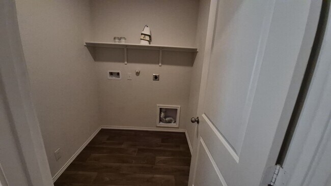 Foto del edificio - 345 Middle Grn Lp