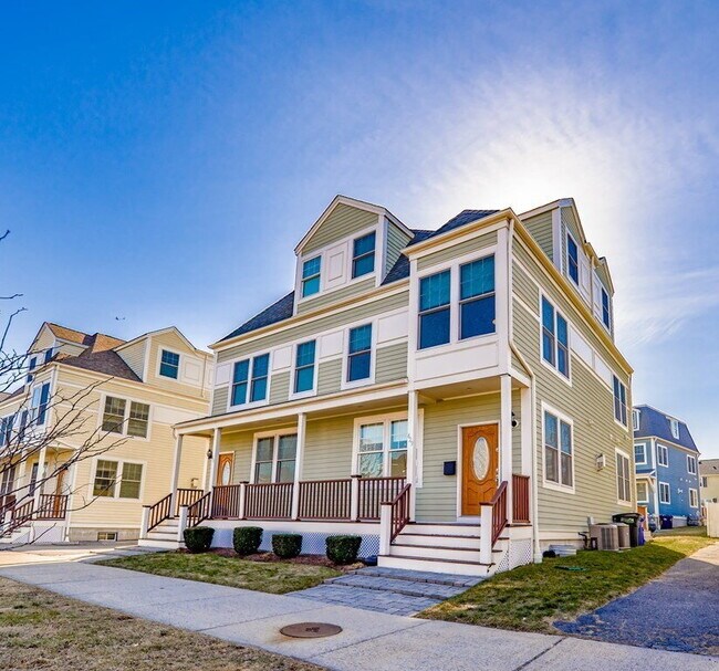 Building Photo - Spacious 3BR End-Unit Townhome with Finished Basement & Tandem Parking
