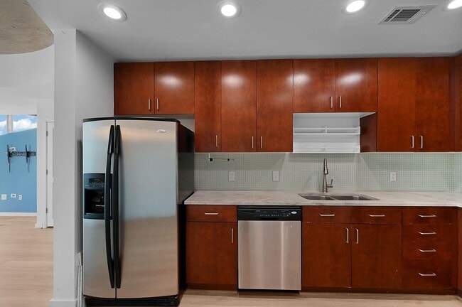 Building Photo - 5925 Almeda Rd