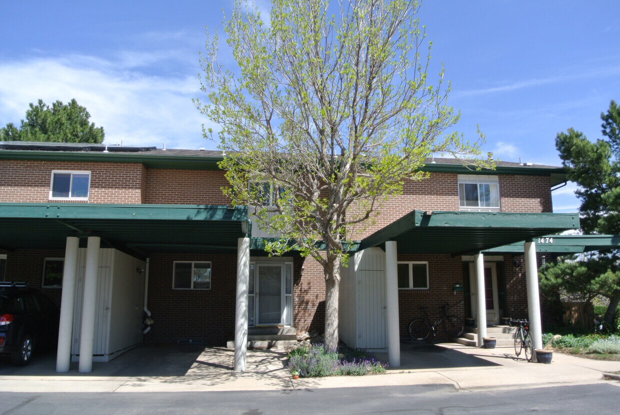 Foto principal - Amazing 3 bedroom /3.5 bath townhome in S....
