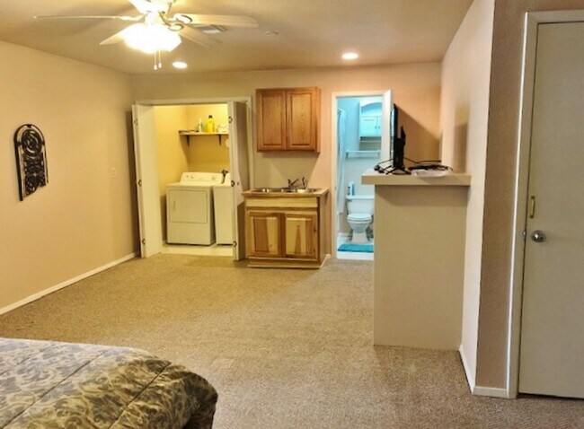 Building Photo - Furnished Studio Apartment - All Bills Pai...