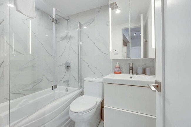 Building Photo - 1755 R. Saint-Denis