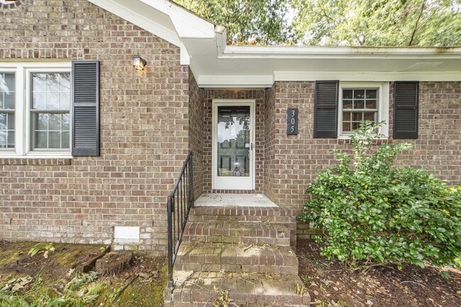 Building Photo - 3 Bedroom 2 Bath Home in Briarwood - Summe...