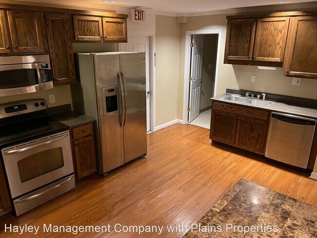 Building Photo - 3 br, 1.5 bath House - 410 Simmons St