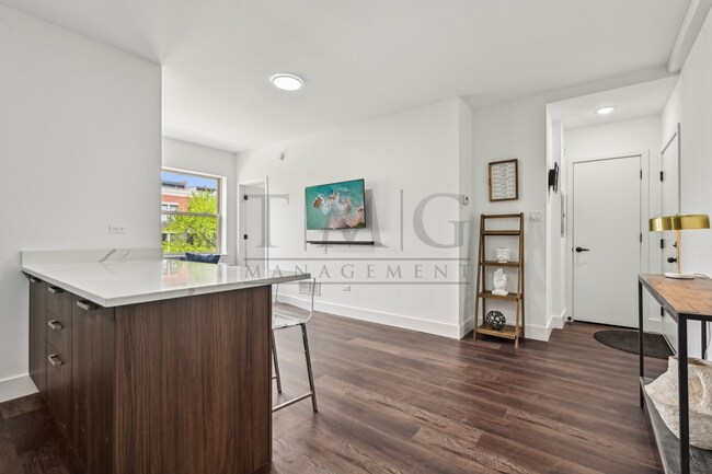 Foto del edificio - Modern & Brand New 1-Bedroom in Andersonville: Hosting Ready with Luxe Kitchen