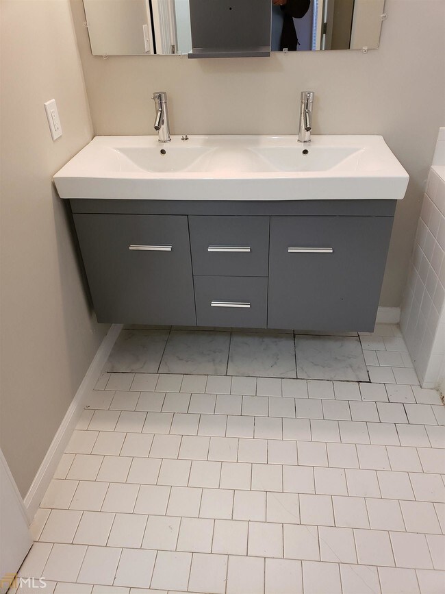 Foto del edificio - 7700 Lakeshore Ct