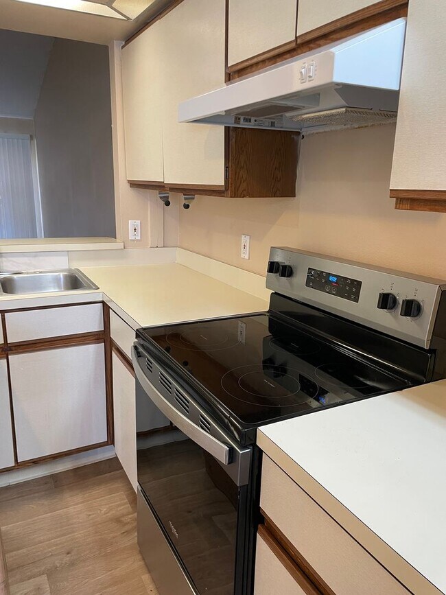 Building Photo - 1 story 3/2 in Meadow Woods with full sized washer and dryer included