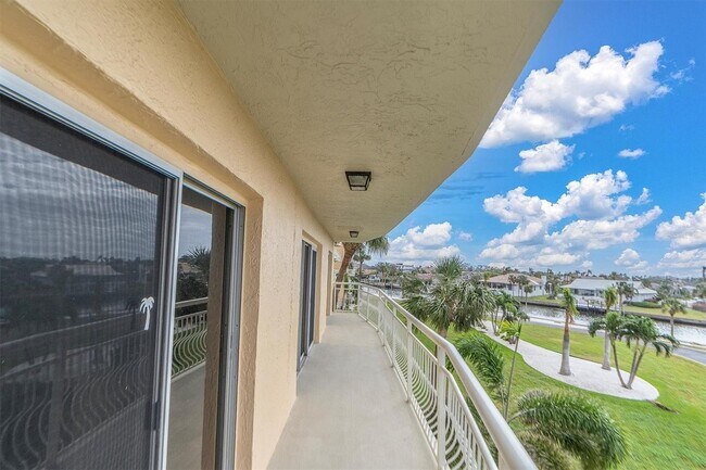 Building Photo - 4900 Brittany Dr S