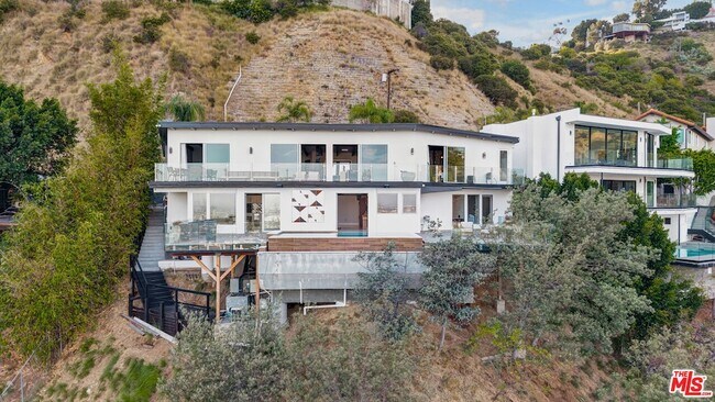 Foto del edificio - 1664 Mountcrest Ave