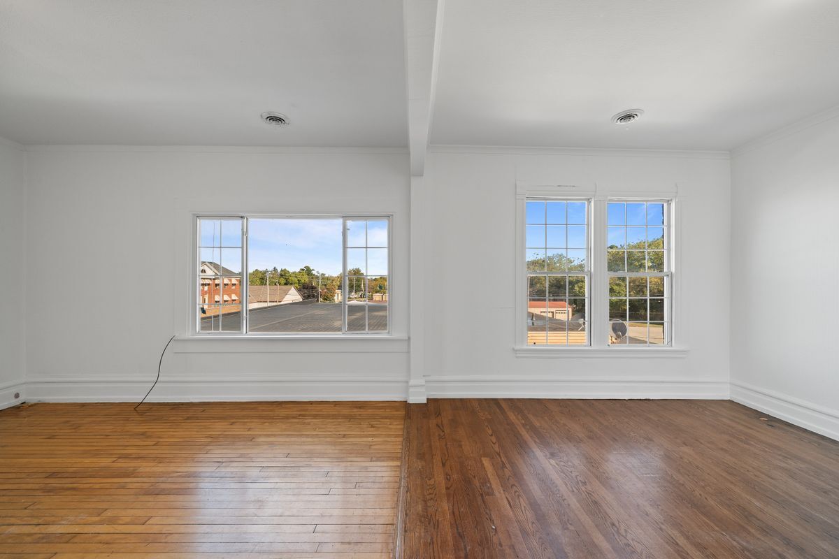 Foto del edificio - 106 N Main St