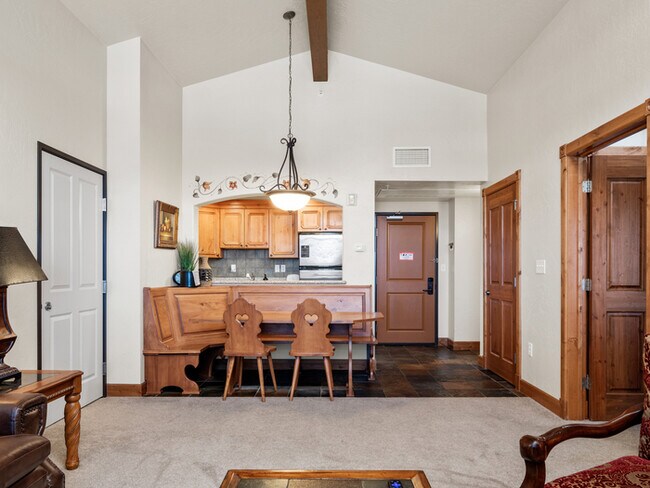 Building Photo - Villa 3073 2 Bed 2 Bath Full Kitchen New