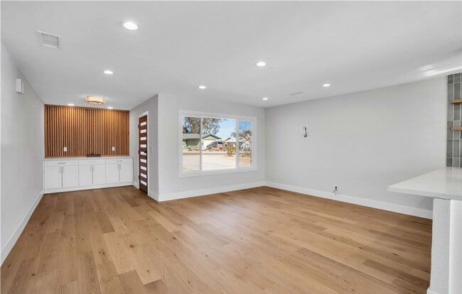 Building Photo - Newly Renovated and Ready for Movein!