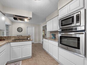 Building Photo - 12701 Manorwood Ln
