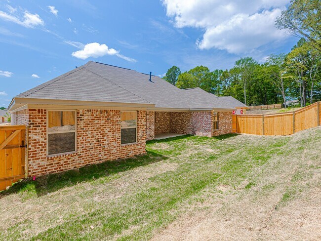 Building Photo - COMING SOON!!! 11/1/2024  3 Bed/2 Bath Hom...