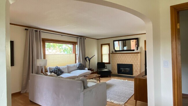 Building Photo - Nostalgic 1940s-era Home