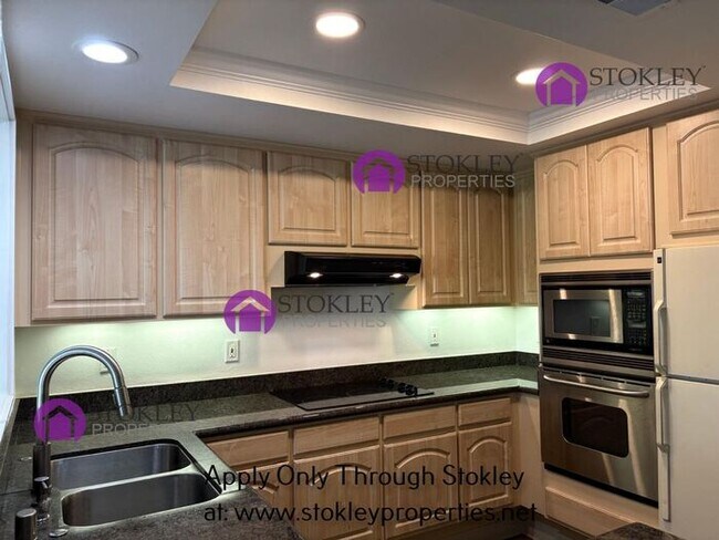 Foto del edificio - 1317 Canyonwood Ct