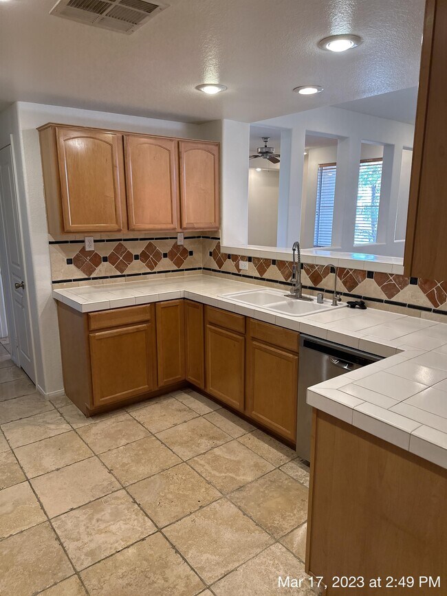 Foto del edificio - 664 Peachy Canyon Cir