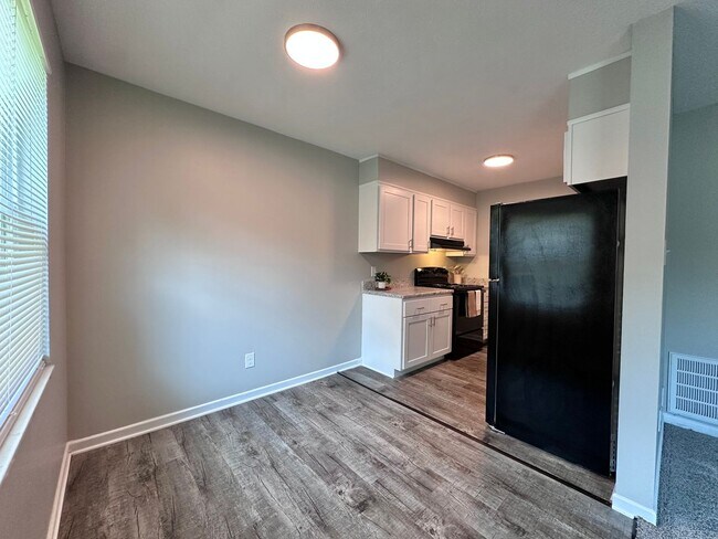 Building Photo - Parkway Apartments – Convenient 2-Bedroom ...