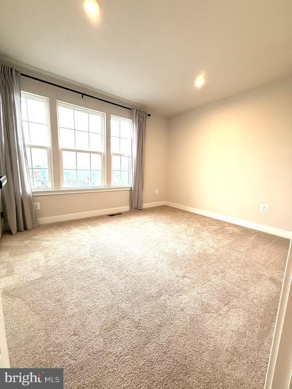 Foto del edificio - 6666 Ballenger Run Blvd