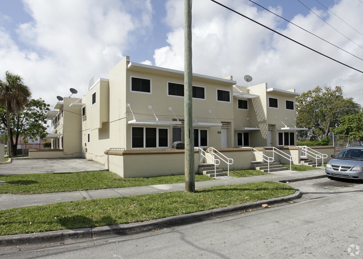 Building Photo - 5490-5496 NE Miami Pl