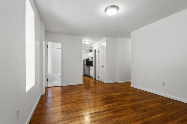 Interior Photo - 402 East 78th St