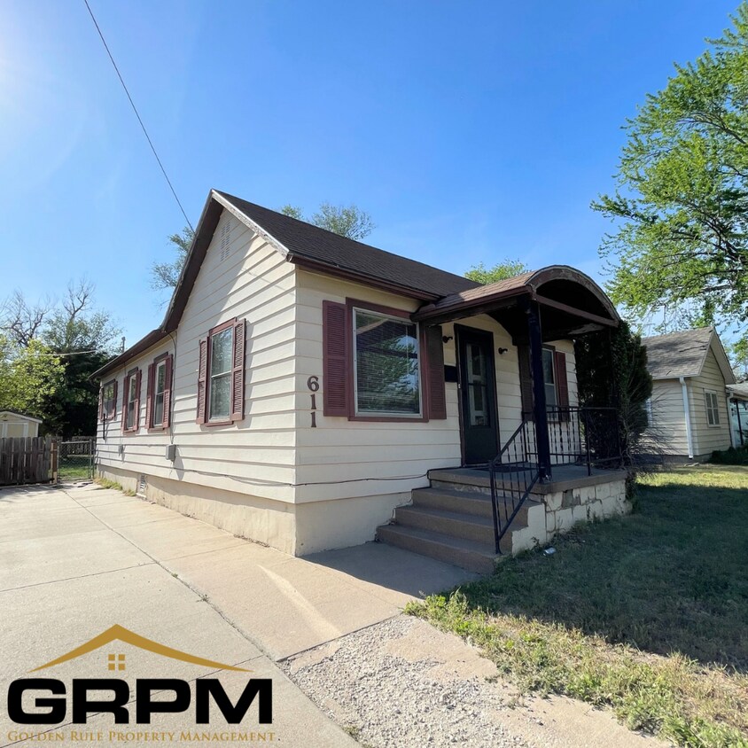 Foto principal - 2 Bedroom Home With Fenced in Yard