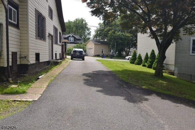 Building Photo - 35 Ledgewood Ave