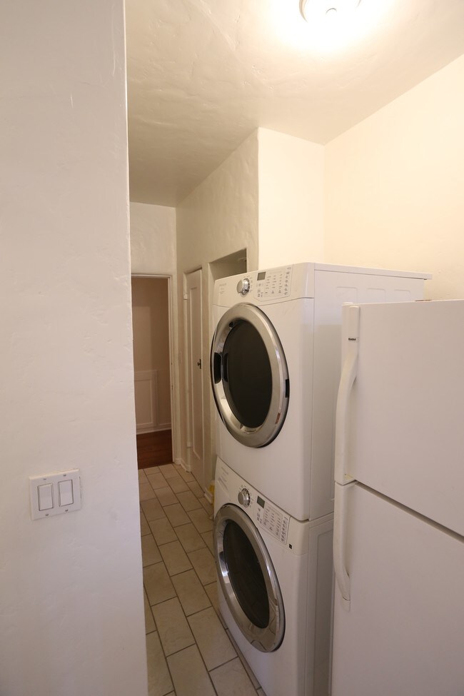 23 - 248 S Sycamore Ave