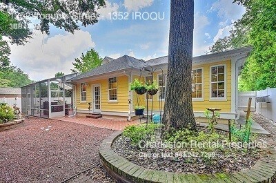 Building Photo - 1352 Iroquois St