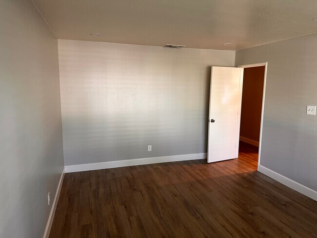 Building Photo - 129 Waterglen Cir
