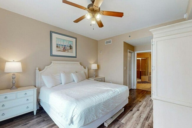 Building Photo - 9860 S Thomas Dr