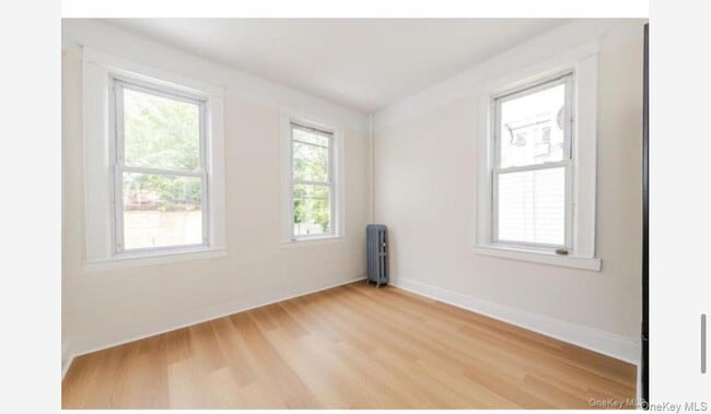 Foto del edificio - 959 Van Nest Ave