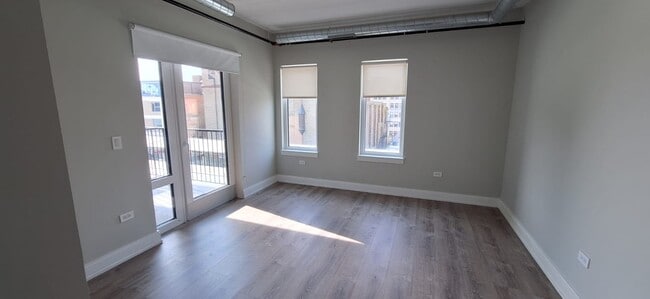 Building Photo - 952 W Belmont Ave