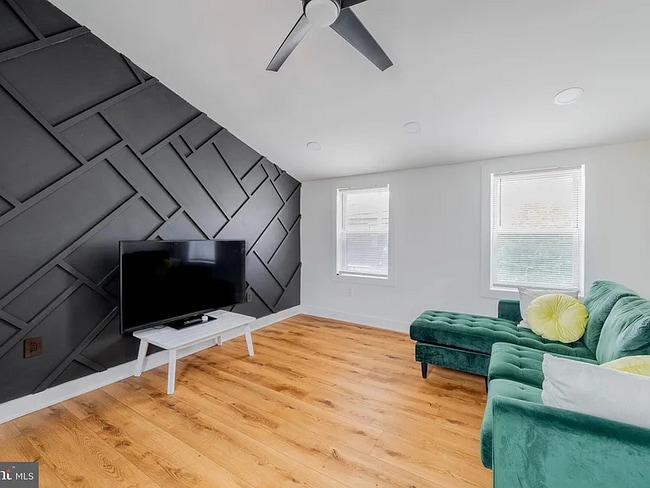 Building Photo - Stunning 2 bed, three story trinity with a two outdoor spaces