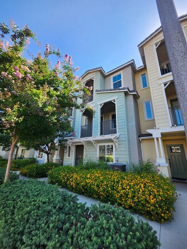 Foto del edificio - Gorgeous Tri-level Townhouse 3 beds 3 1/2 ...
